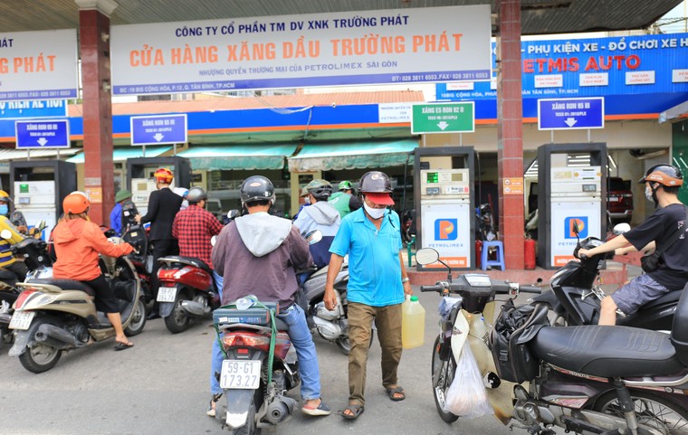 Đổ xăng ở Sài Gòn: Đỡ nghẽn nhưng chưa thông ảnh 6