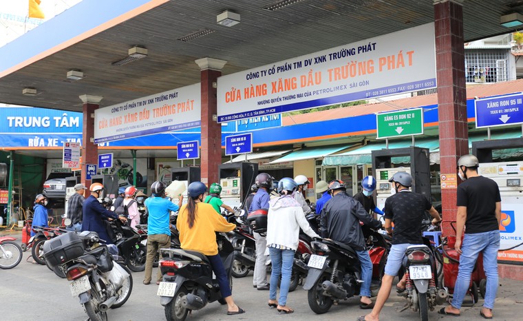 Đổ xăng ở Sài Gòn: Đỡ nghẽn nhưng chưa thông ảnh 5