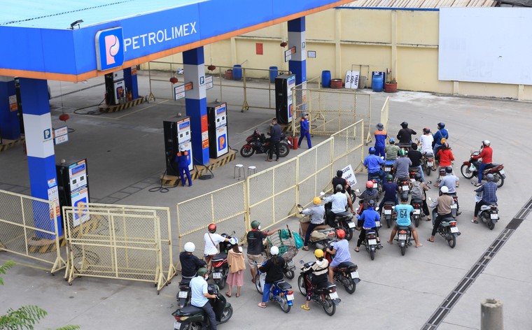Đổ xăng ở Sài Gòn: Đỡ nghẽn nhưng chưa thông ảnh 4