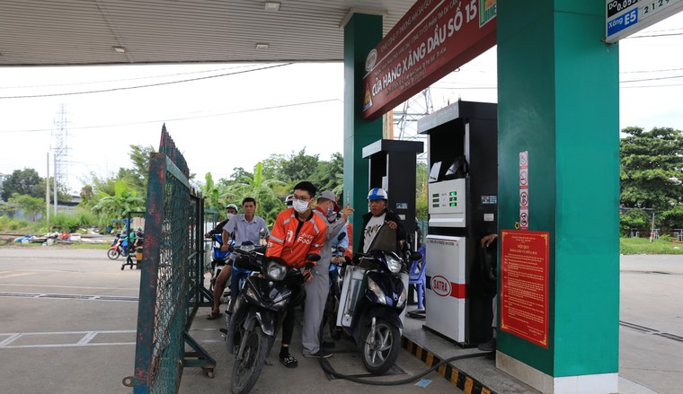 Đổ xăng ở Sài Gòn: Đỡ nghẽn nhưng chưa thông ảnh 7