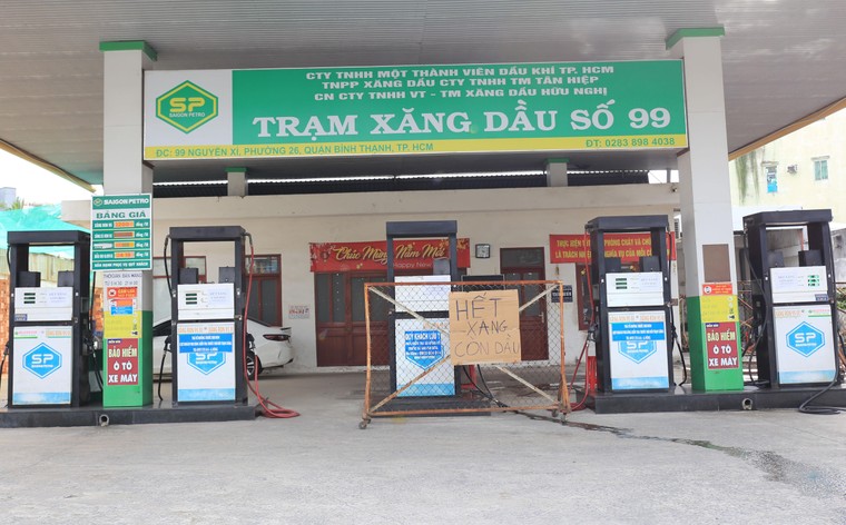 Đổ xăng ở Sài Gòn: Đỡ nghẽn nhưng chưa thông ảnh 8