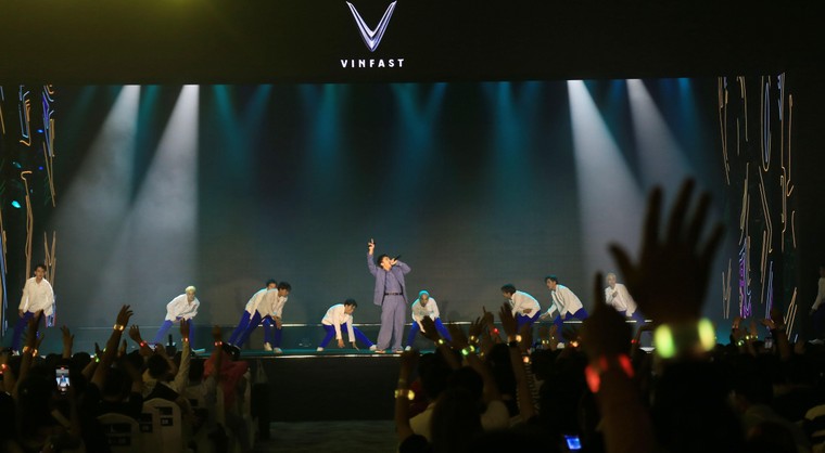Cộng đồng Vinfast toàn cầu “bùng nổ” cảm xúc trong đêm kết nối ở TP.HCM ảnh 11