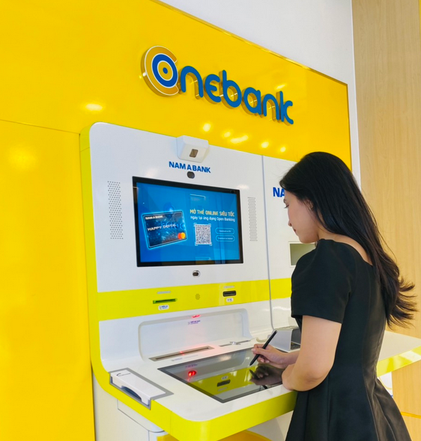 Khách hàng trải nghiệm đa tiện ích từ điểm giao dịch số ONEBANK ảnh 1