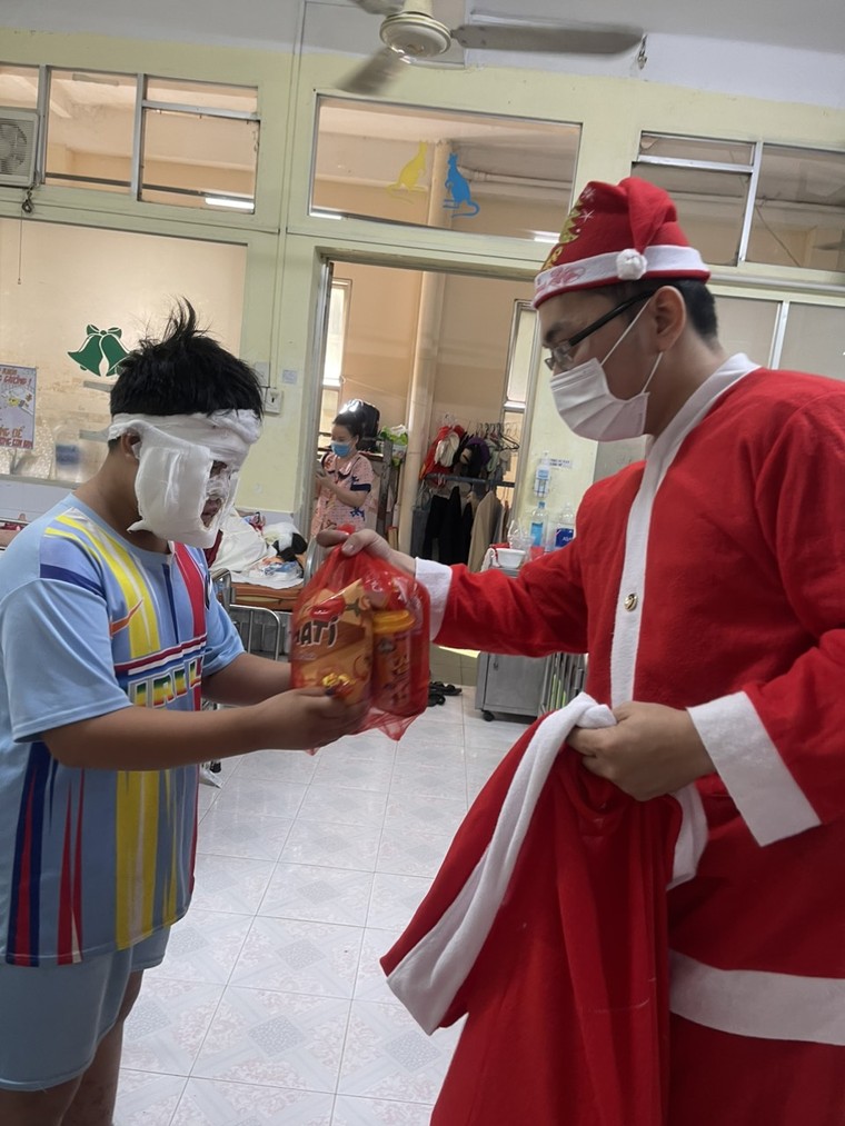 Giáng Sinh đong đầy yêu thương tại Bệnh viện Nhi Đồng 1 ảnh 5