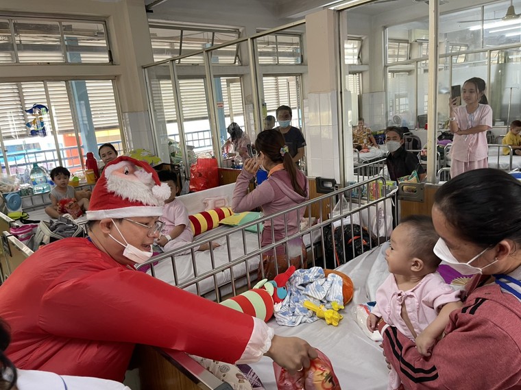 Giáng Sinh đong đầy yêu thương tại Bệnh viện Nhi Đồng 1 ảnh 6