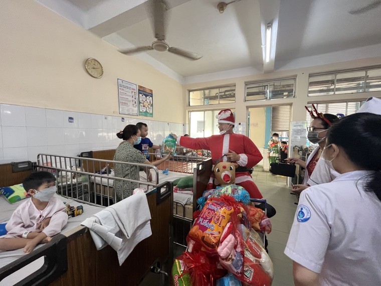 Giáng Sinh đong đầy yêu thương tại Bệnh viện Nhi Đồng 1 ảnh 1