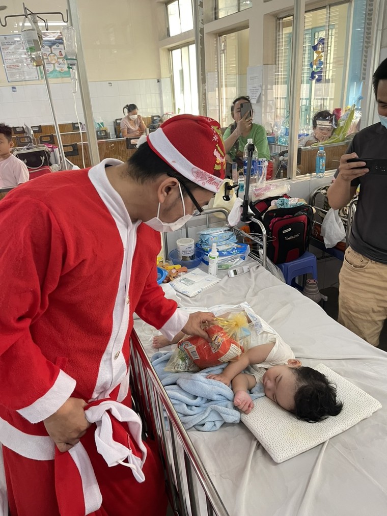 Giáng Sinh đong đầy yêu thương tại Bệnh viện Nhi Đồng 1 ảnh 8