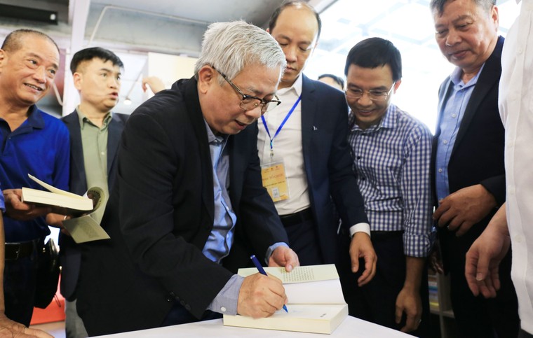 Ra mắt sách Người Thầy: "Thầy dạy trò không thể nào chỉ về mặt kiến thức!" ảnh 3