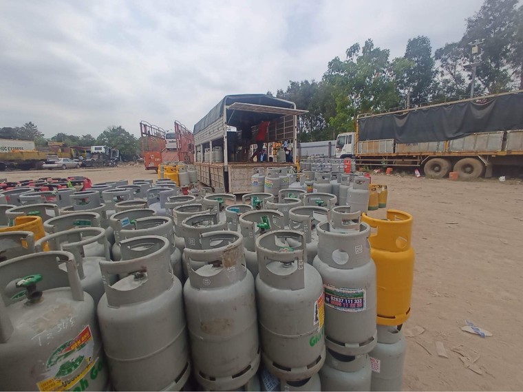 TP.HCM: Thu giữ hơn 1.100 bình gas có dấu hiệu giả mạo nhãn hiệu trong bãi xe ảnh 1