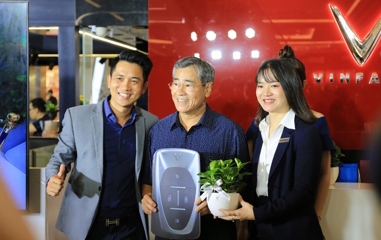 Vinfast bàn giao ô tô điện cao cấp nhất cho những khách hàng đầu tiên ảnh 2