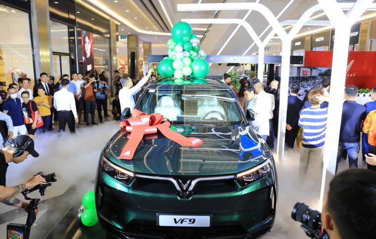 Vinfast bàn giao ô tô điện cao cấp nhất cho những khách hàng đầu tiên ảnh 1