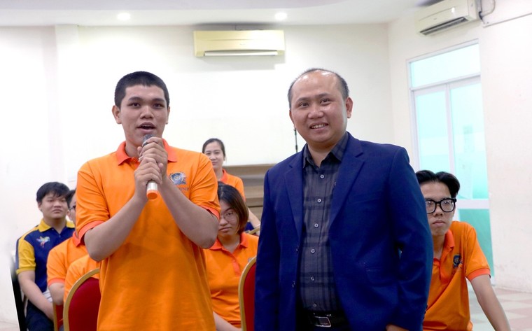 Sinh viên trường Đại học Gia Định tự tin trao đổi tiếng Anh và tiếng Hàn với giáo sư nước ngoài ảnh 1