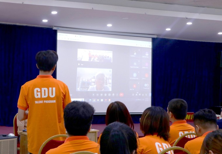 Sinh viên trường Đại học Gia Định tự tin trao đổi tiếng Anh và tiếng Hàn với giáo sư nước ngoài ảnh 2