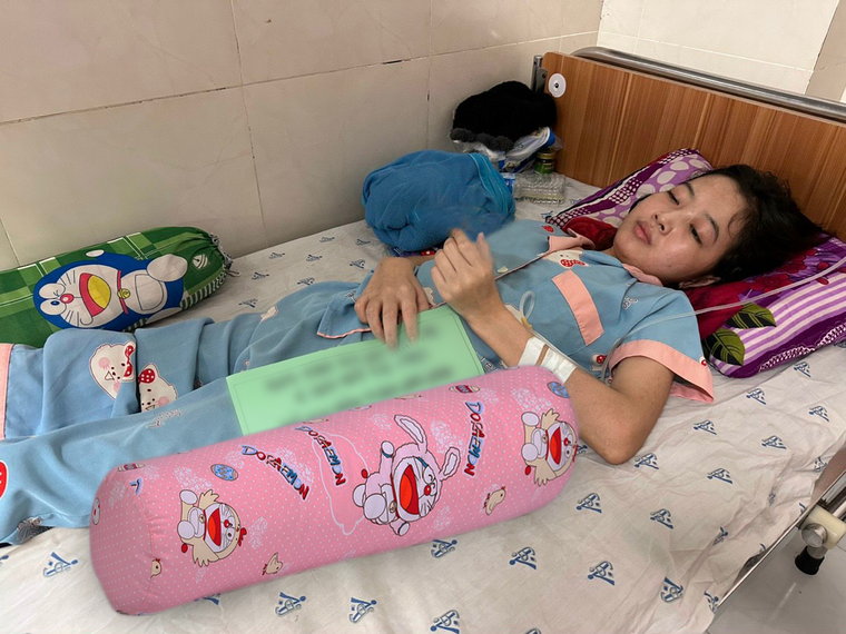 Robot mổ não duy nhất Việt Nam giúp cô gái yếu liệt 6 năm đi lại được ảnh 1