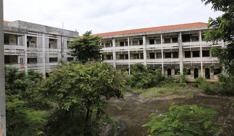 TP.HCM: Nhiều nơi thiếu lớp, ngôi trường 20 tỷ đồng bỏ hoang suốt 15 năm ảnh 1