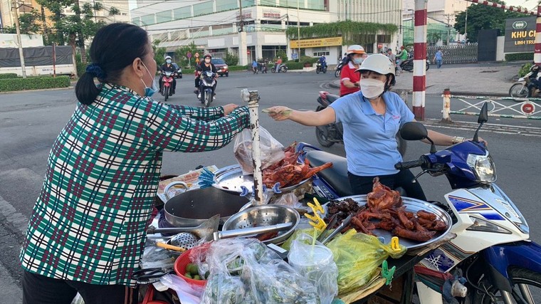 Công nhân trong vòng xoáy suy thoái ảnh 2