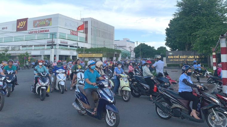 Công nhân trong vòng xoáy suy thoái ảnh 1