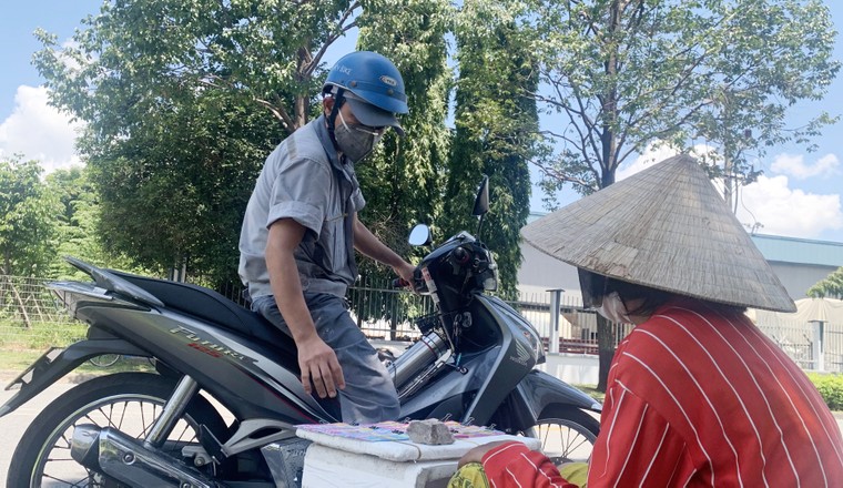 Công nhân trong vòng xoáy suy thoái - Bài 3: Đi bán vé số, dẫn cả nhà trốn nợ ảnh 2