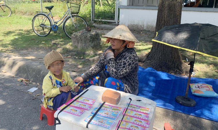 Công nhân trong vòng xoáy suy thoái - Bài 3: Đi bán vé số, dẫn cả nhà trốn nợ ảnh 1