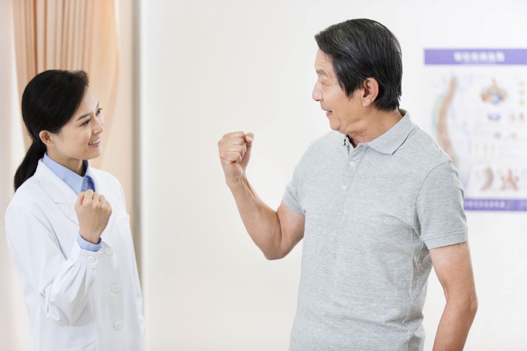 Thời điểm chuyển mùa, vì sao người cao tuổi dễ mắc bệnh hô hấp, tăng nguy cơ và tử vong cao? ảnh 2