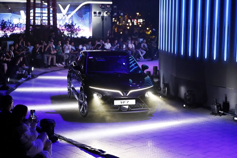 VF7 - Mẫu SUV mạnh nhất phân khúc C của Vinfast sẽ được giao trước Tết ảnh 1