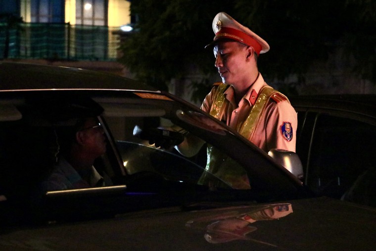 Theo chân CSGT kiểm soát nồng độ cồn ảnh 11