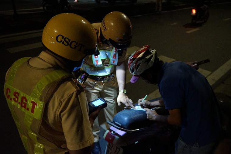 Theo chân CSGT kiểm soát nồng độ cồn ảnh 3