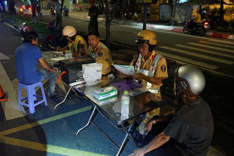 Theo chân CSGT kiểm soát nồng độ cồn ảnh 5