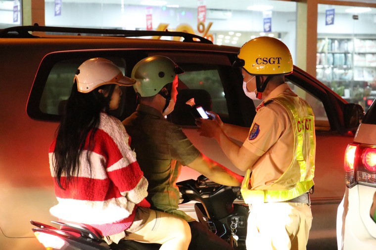 Theo chân CSGT kiểm soát nồng độ cồn ảnh 9