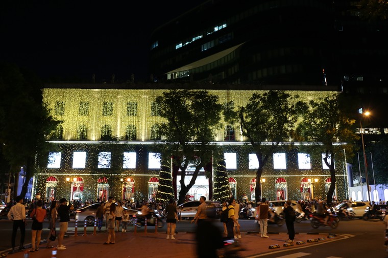 Đường phố TP.HCM trang hoàng lung linh đón Lễ Giáng Sinh ảnh 2