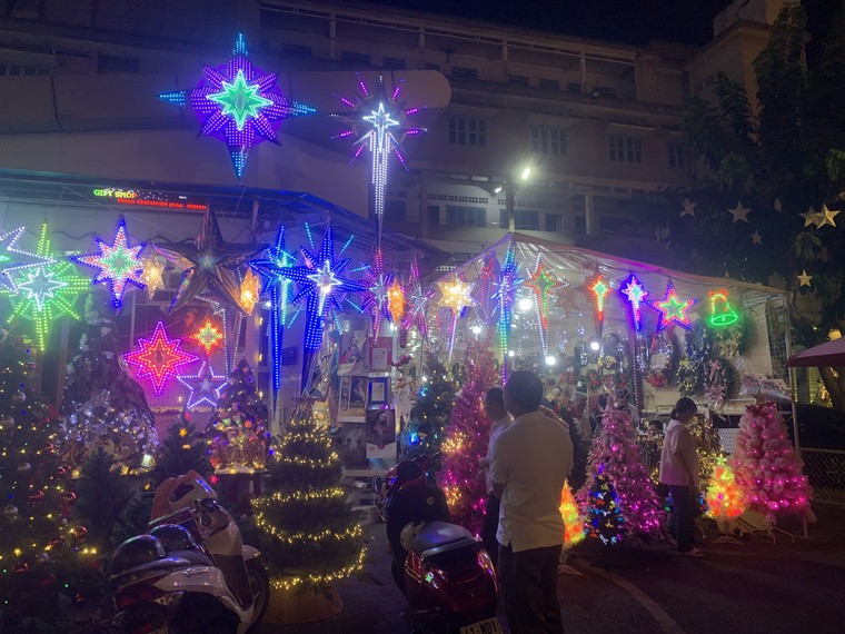 Đường phố TP.HCM trang hoàng lung linh đón Lễ Giáng Sinh ảnh 4