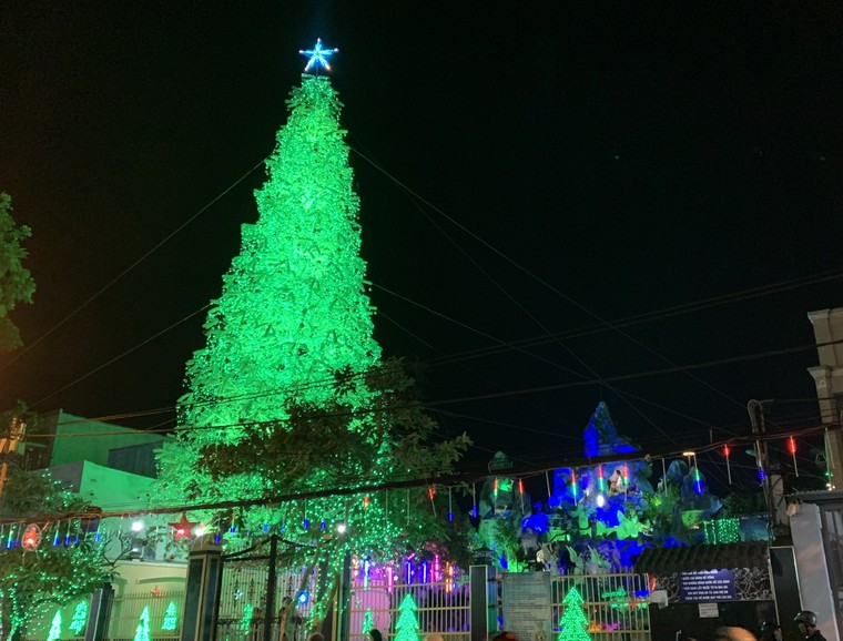 Đường phố TP.HCM trang hoàng lung linh đón Lễ Giáng Sinh ảnh 6