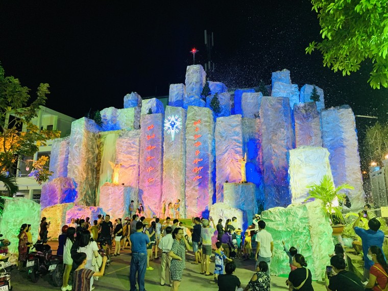 Đường phố TP.HCM trang hoàng lung linh đón Lễ Giáng Sinh ảnh 7