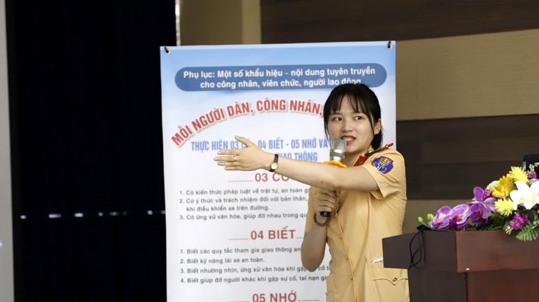 Gần 200 tài xế xe bồn được Cảnh sát giao thông tập huấn "điểm mù" ảnh 1