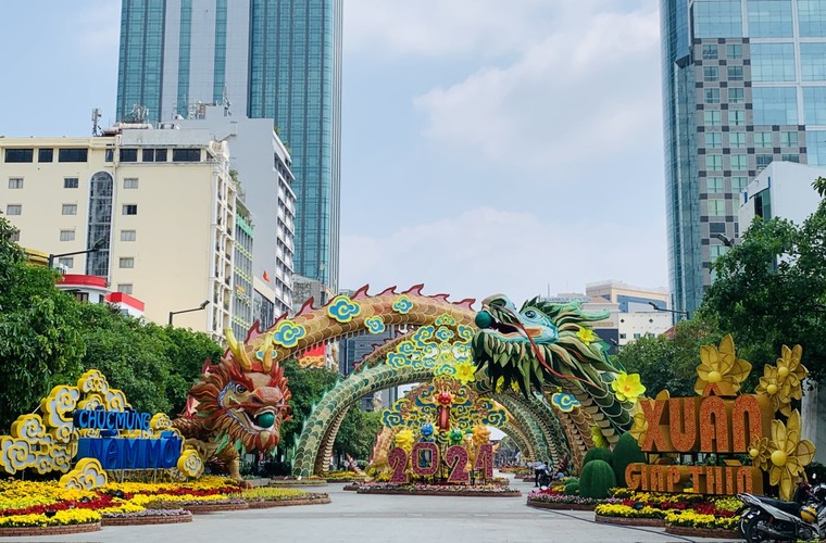 Đường phố TP.HCM trang hoàng lung linh đón Tết ảnh 1