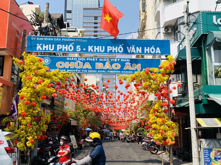 Đường phố TP.HCM trang hoàng lung linh đón Tết ảnh 8