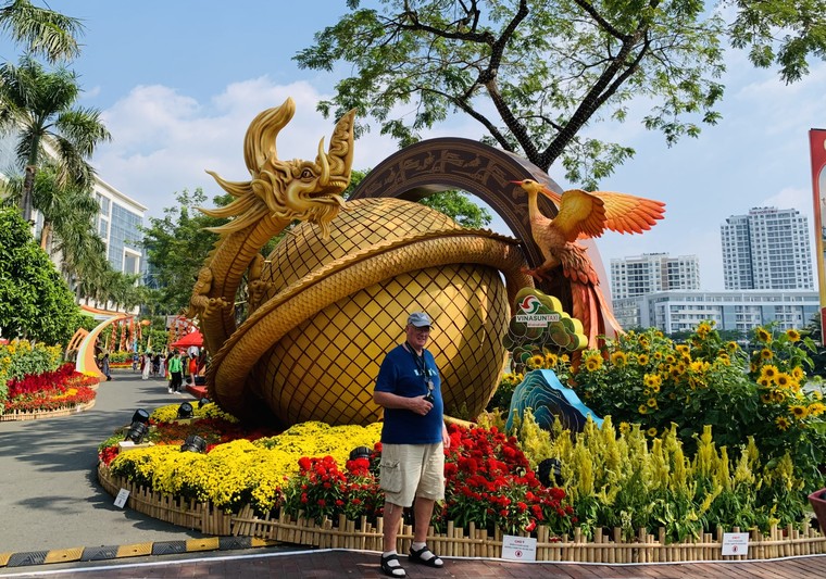 Đường phố TP.HCM trang hoàng lung linh đón Tết ảnh 2