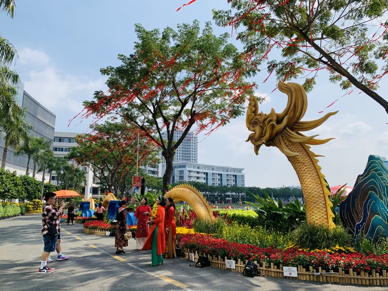 Đường phố TP.HCM trang hoàng lung linh đón Tết ảnh 3