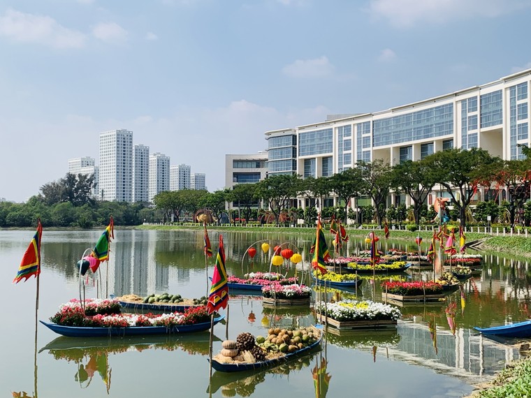 Đường phố TP.HCM trang hoàng lung linh đón Tết ảnh 5