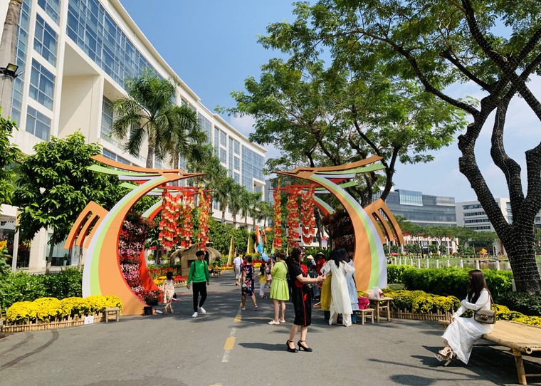 Đường phố TP.HCM trang hoàng lung linh đón Tết ảnh 4