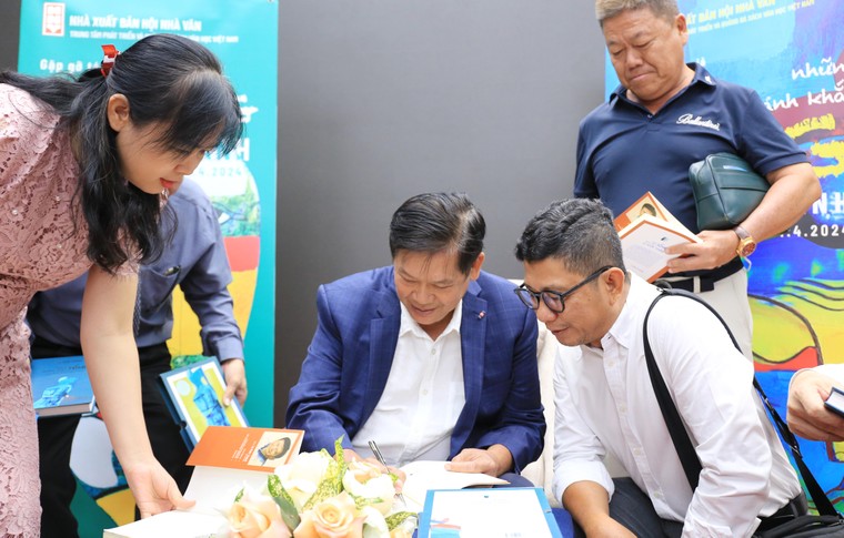 Nhà văn Lê Kiên Thành chinh phục độc giả bằng sự chân thành và trái tim nhân hậu ảnh 7