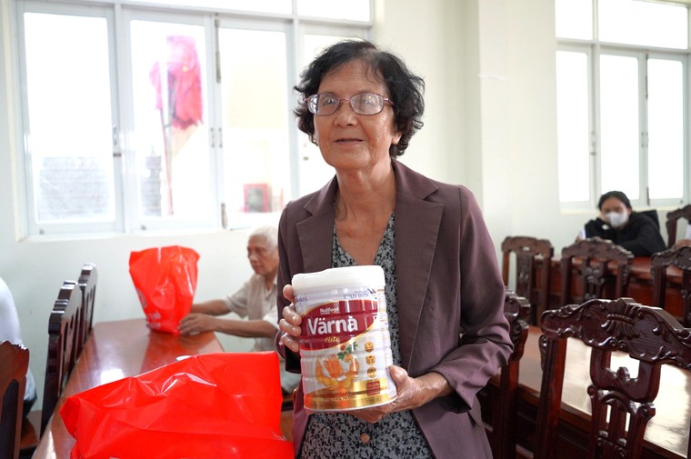 Nutifood hỗ trợ sữa dinh dưỡng cho người lớn tuổi có hoàn cảnh khó khăn ảnh 1