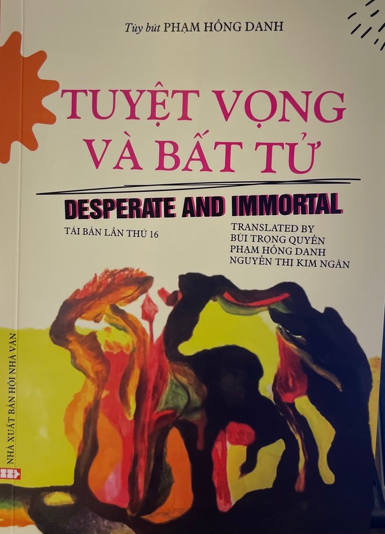 Tiến sĩ dạy toán và tập truyện in hơn vạn bản ảnh 1