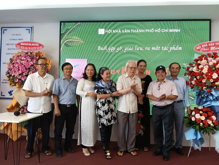 Người được tác giả “Năm anh em trên một chiếc xe tăng” so sánh với thi sĩ chân quê Nguyễn Bính là ai? ảnh 1