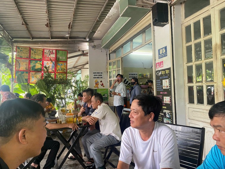 Hàng chục nhân viên trường AISVN “bao vây” cổng trường đòi quyền lợi ảnh 1