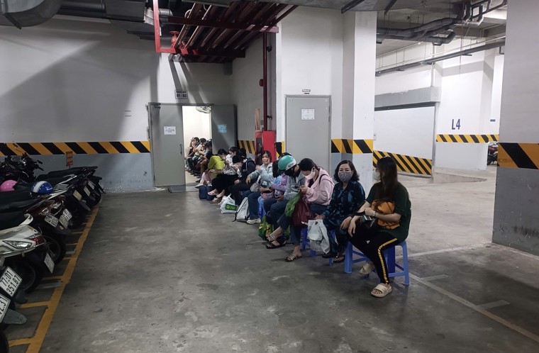 Người dân chung cư Saigon Gateway sống trong sợ hãi vì nước chảy như thác vào thang máy ảnh 1
