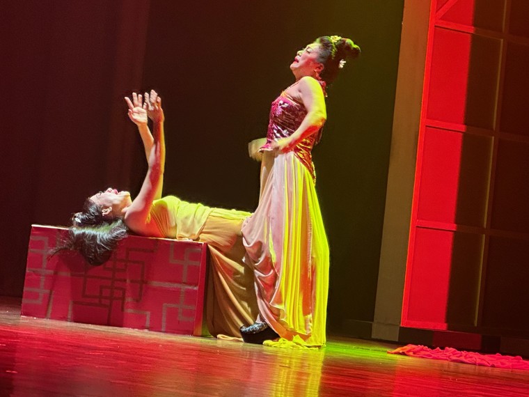 Dưới bóng giai nhân: Cảm tác thành công từ truyện Kiều! ảnh 1