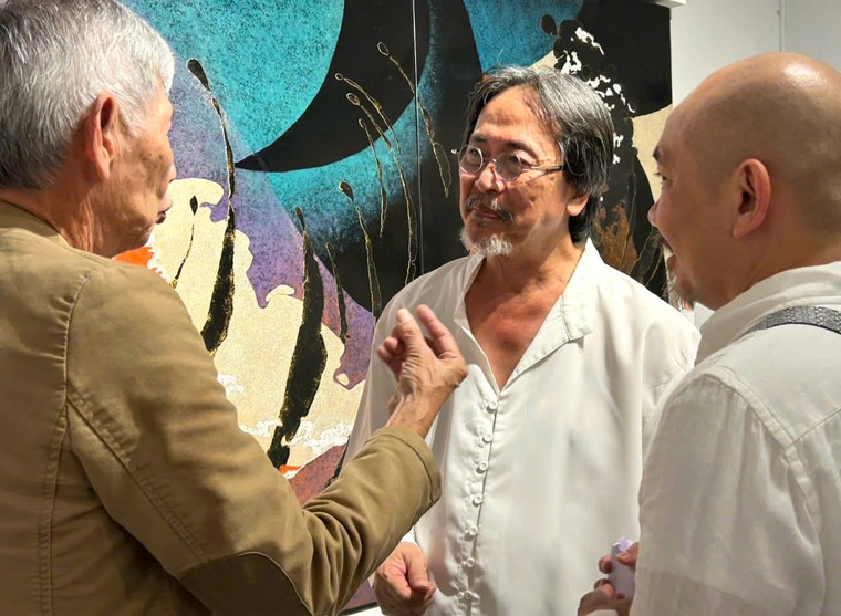 Tranh của họa sĩ Nguyễn Hoài Hương: Sự trở về ký ức với những hoài niệm tuổi thơ ảnh 1