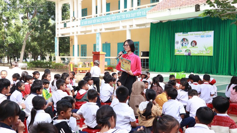 Nhà văn Phương Huyền "Trò chuyện với tương lai" ảnh 1