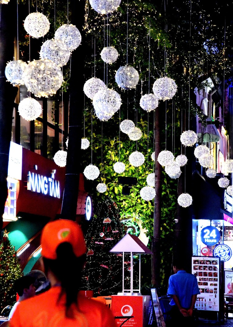 Sài Gòn trang hoàng rực rỡ đón Giáng Sinh ảnh 5